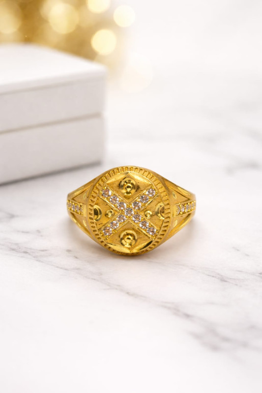Elegant gold pleated ring